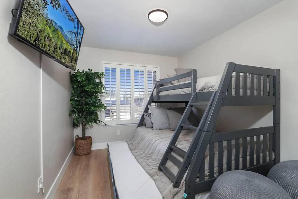 Holiday home *Designer East Bay Remodel Home* Concord